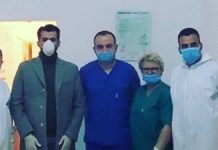 Labinot Tahiri viziton mjekët në viti, ndan maska edhe për banorët