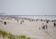 Turmat e njerëzve vazhdojnë t’i mbushin plazhet e Floridës