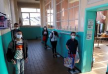 Rifillimi i mësimit në Kosovë, sytë kah perëndimi