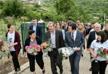 Albin Kurti dhe familjarët bënë homazhe te varri i Arbënor Deharit