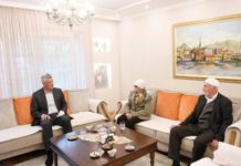 Thaçi viziton prindërit e Veselit: Në shtëpinë e vëllait të gjakut të luftës