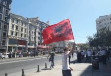 Flamuri shqiptar valon në mes të Stambollit