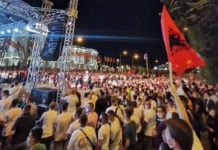 Disa aktivistë të VMRO-së tentuan ta pengojnë tubimin ASH-AAA sonte para qeverisë, por “hëngrën dajak”
