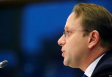 Varhelyi: Është detyra jonë që ta kujtojmë Srebrenicën përgjithmonë