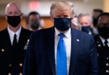 Tramp me maskë në fytyrë sërish paralajmëroi vaksinë për koronavirusin deri në fund të vitit