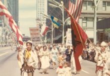 Shqiptarët marshojnë në Çikago në vitin 1960 me veshje kombëtare, me flamur shqiptar dhe amerikan