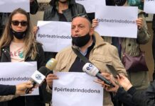 Artistët protestojnë para Komunës së Prishtinës