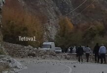 Rruga kosovrast Diber është e bllokuar pas tërmetit rëshqet shkëmbi dhe e bllokon rrugën (VIDEO)