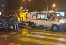 Shkup, vetura e ndihmës së shpejtë përplaset me një mecedes (Video)