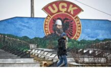 Baneri i madh i Adem Jasharit vendoset në Graçanicë, reagon Beogradi: Provokacija!