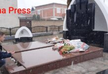 Djali i dëshmorit nga Tërnoci bën dua te varri i babait (Foto)