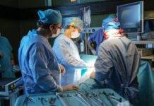 Kosovë, ndalet rryma në spital, operacioni kryhet me dritën e telefonit