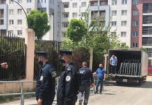 Shpërndahen qytetarët, vendosen pengesa të metalta te “1 Tetori”