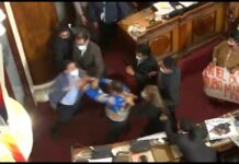 Parlamenti kthehet në ring boksi (Video)