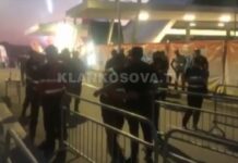 Ndërhyn Policia, koncerti i Bregoviqit nuk ndalet përkundër gazit lotsjellës