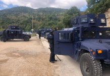 Policia nuk po e lejon askënd të kalojë barrikadën që çon për në Bërnjak
