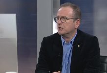 Taravari: Ditën e mocionit pushtetit deputetët i ka mbajtur peng në një hotel