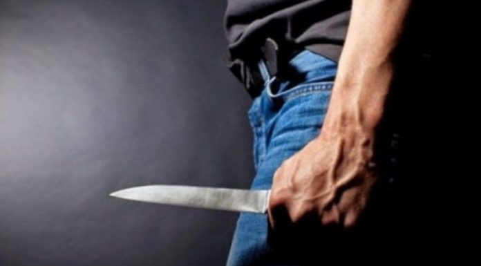 Greqi: Shqiptari godet për vdekje me thikë gruan e tij, tenton të vetëvritet