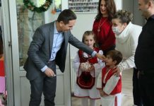 Bilall Kasami gëzon fëmijët e shkollave dhe çerdheve në festat e fundvitit (Foto)