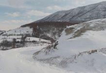 Shtetasi i Shqipërisë është ngujuar me veturë në borë në malin Galiçicë!