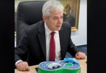 Ahmeti festoi ditëlindjen e 63-të, bashkëpartiakët i dhuruan tortë me Korridorin 8-të