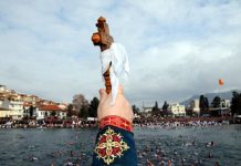 Besimtarët ortodoksë e festojnë Ujin e Bekuar