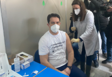 Ministri i Shëndetësisë, Bekim Sali pranon dozën e tretë të vaksinës