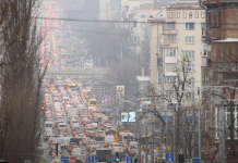 Kolona të gjata krijohen në dalje të Kievit