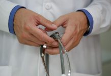 Thellohet skandali me mjekun pa diplomë, 33 vjeçari ka ndërprerë studimet në 2014