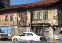 Objekte gjysmë të rrënuara në Qendër të Kumanovës! Vendi i paraparë për objekt të komunës, por pronat ende private