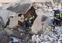 Momenti kur ekipet e shpëtimit, nxjerrin burrin nga rrënojat e ndërtesës së shkatërruar në Kharkiv nga bombardimet ruse