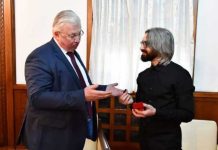Apasiev takohet me ambasadorin rus, distancohet nga veprimet e diplomacisë së Maqedonisë ndaj Rusisë