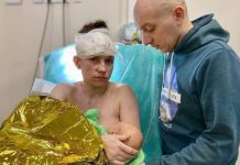 Foshnja shpëton nga bombardimi rus falë përqafimit të nënës