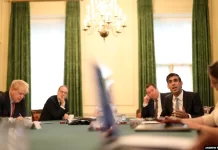 Johnson dhe Sunak hedhin poshtë kërkesat për dorëheqje