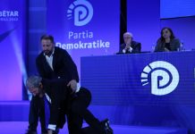 Berisha ngatërrohet tek shkallët, rrëzohet në mes të Kuvendit (FOTO)
