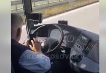 Shoferi i autobusit i “zënë” me telefon, teksa i vozit mërgimtarët