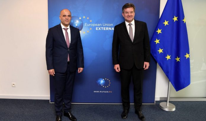 DEFA1358-2393-4D66-AC52-A4227C03858C