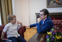 Presidenti Pendarovski mahnitet me inteligjencën e 7-vjeçarit nga Tetova