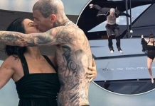Të sapomartuarit Kourtney dhe Travis Barker bëjnë daljen e tyre të parë publike teksa kalojnë kohën në rivierën italiane dhe jahtin luksoz