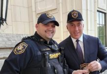 Haradinaj si ‘sherif’, pozon me policin shqiptar në Amerikë