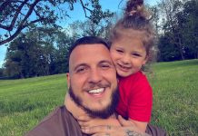 Mozzik publikon foto me vajzën e tij teksa ka shkëmbyer puthje në buzë