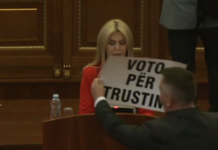 “Voto për Trustin”, opozita me pankarta në Kuvend