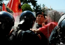 Veteranët e UÇK-së tentojnë të hyjnë në Kuvend (VIDEO)