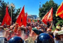 Veteranët hyjnë në oborrin e Kuvendit
