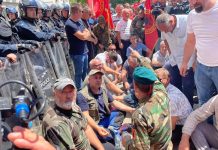 Protestuesit ulen këmbëkryq në oborrin e Kuvendit (VIDEO)