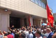 Dy policë të lënduar në protestën e djeshme, njëri prej tyre u godit me mjet të fortë në kokë