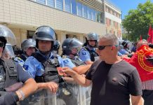 Momenti kur veterani i vendos emblemën e UÇK-së policit të Kosovës