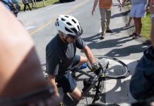 Presidenti Joe Biden rrëzohet nga biçikleta