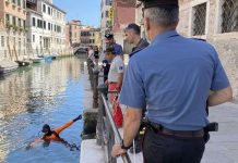 Përleshje me thika në Venezia mes 3 shqiptarëve, njëri tentoi “të arratisej” duke u hedhur në kanal