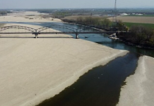 Lumi Po është goditur nga thatësira më e keqe në 70 vjet, qytetarët pa problem po ecin përgjatë rërës